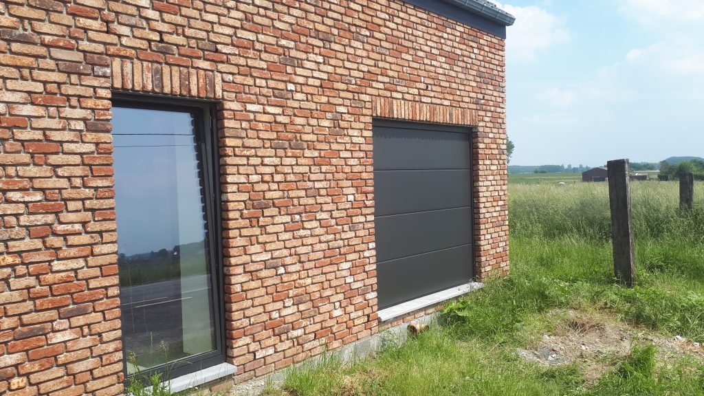 Porte de garage sur mesure installée par MD Menuiserie